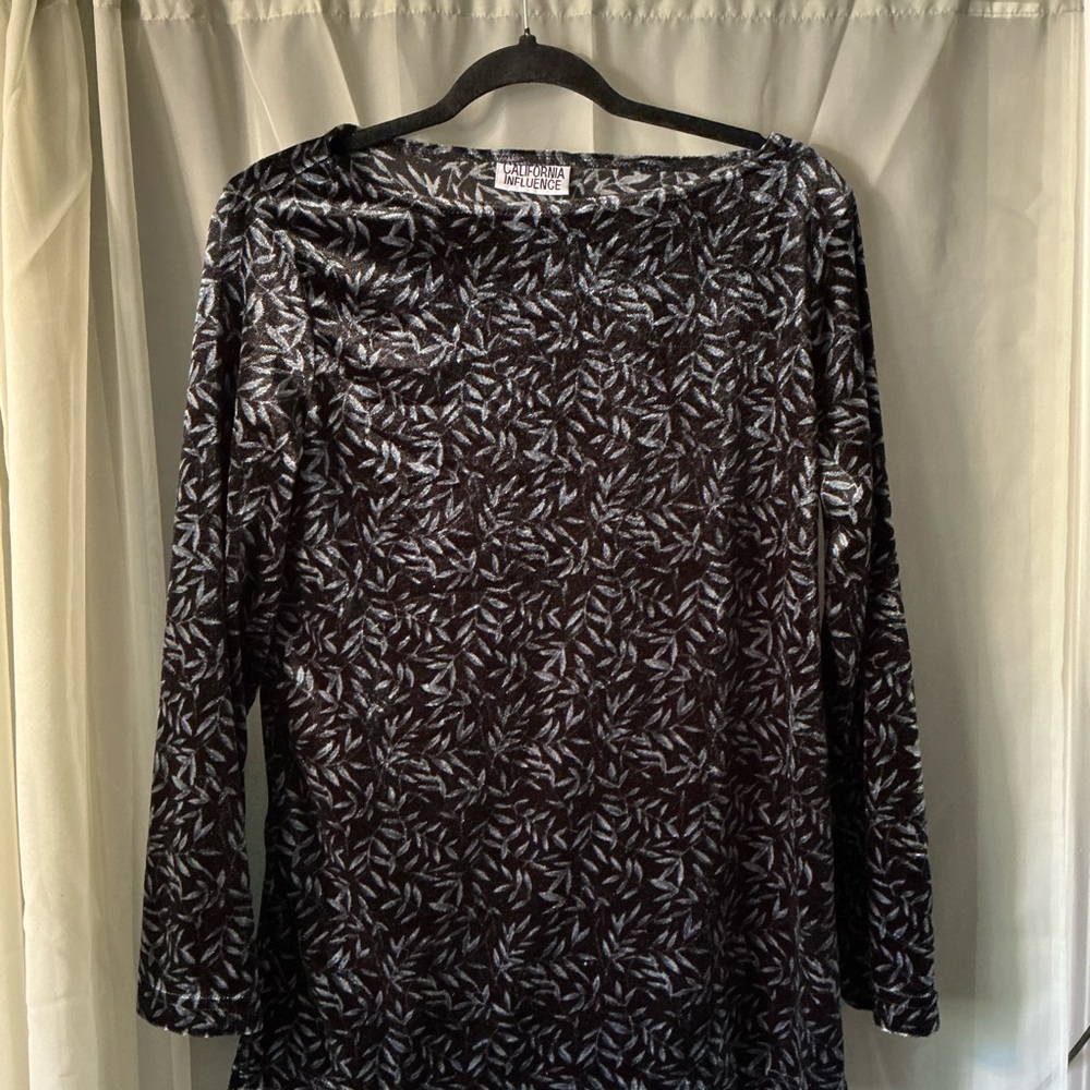 California influence. Velvet feel Black Silver Leaf Patterned Top size large